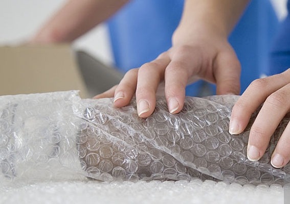 Pengemasan barang fragile dengan bubble wrap